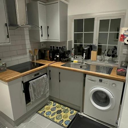 Entire One Double Bedroom Apartment Londres Exterior foto