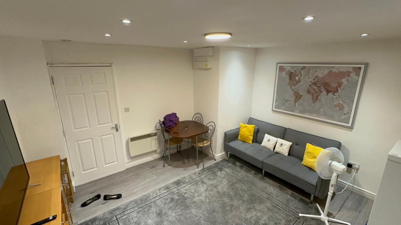 Entire One Double Bedroom Apartment Londres Exterior foto