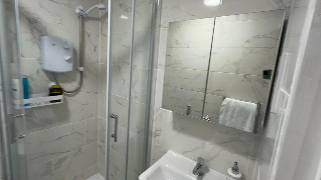 Entire One Double Bedroom Apartment Londres Exterior foto